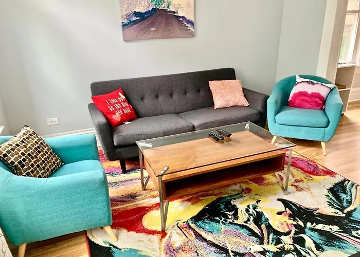 Hip Logan Square Apartment *